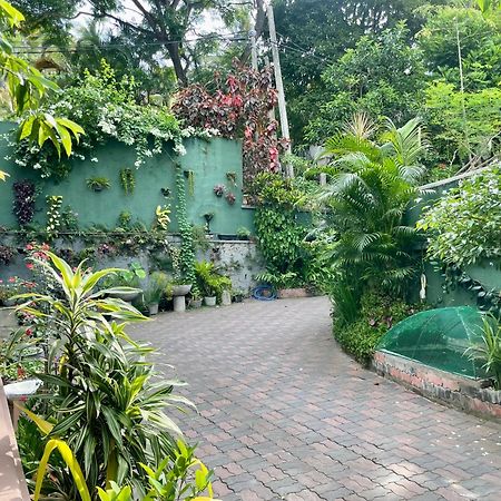 Crystal Lake Resort Kandy Exterior foto