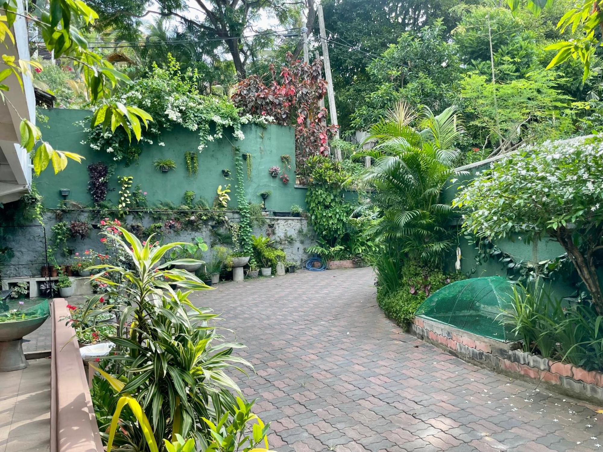 Crystal Lake Resort Kandy Exterior foto